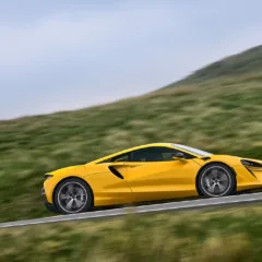 Saiba por que o McLaren Artura é o carro ideal para quem busca desempenho e conforto em qualquer trajeto - Foto: Divulgação