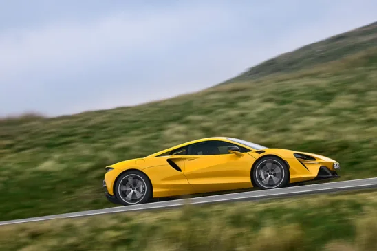 Saiba por que o McLaren Artura é o carro ideal para quem busca desempenho e conforto em qualquer trajeto - Foto: Divulgação