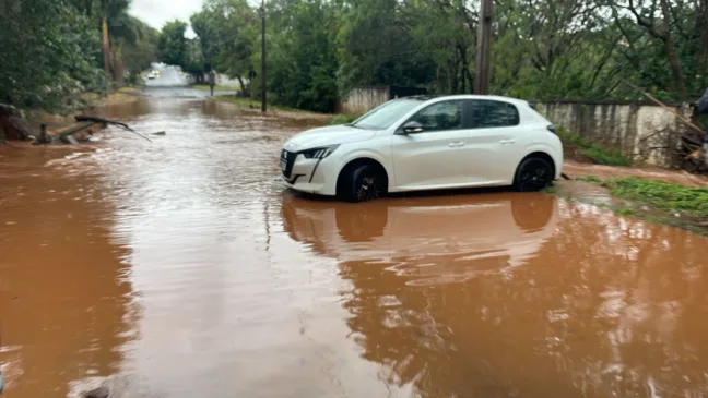 Veja como as chuvas em Cascavel afetaram a cidade, com alagamentos e danos, incluindo um carro arrastado - Foto:  SOT