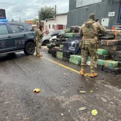Polícia Rodoviária Federal apreende 3.570 kg de maconha em São Pedro do Iguaçu. Motorista foi preso em flagrante - Foto: PRF