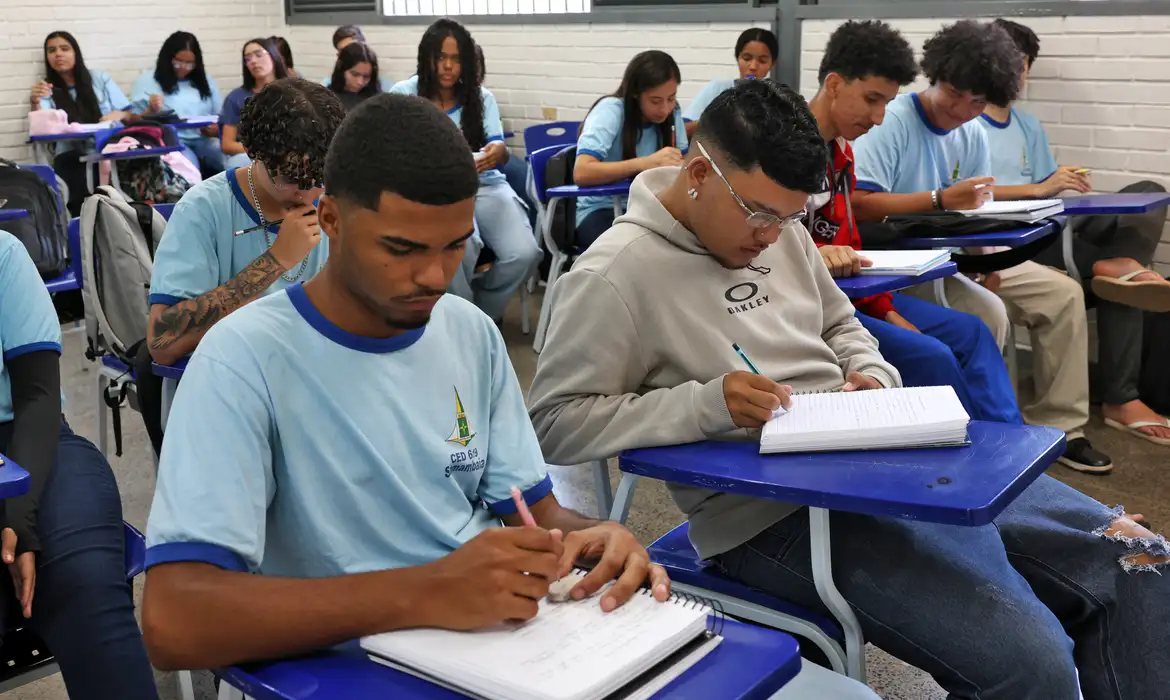 Saiba tudo sobre o Programa Pé-de-Meia e a quinta parcela de R$ 200 para alunos do ensino médio nesta quarta-feira - Foto: Antônio Cruz/Agência Brasil