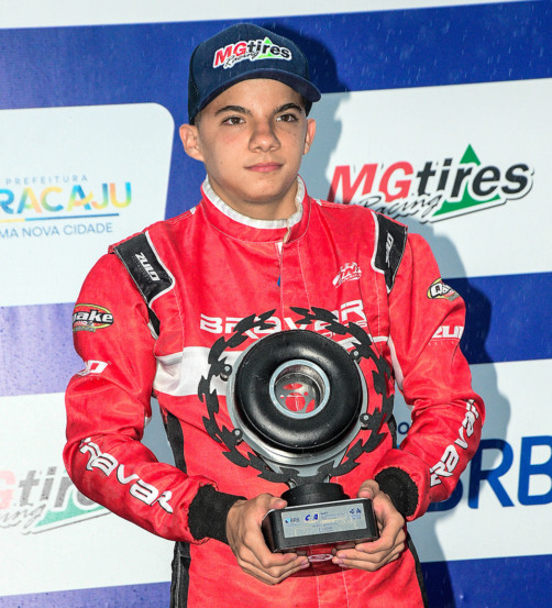 Guilherme Moleiro, piloto de Rolândia, superou dificuldades e chegou em terceiro lugar na final da categoria OKN Júnior, em Aracaju - Foto: Eni Alves/Divulgação Guilherme Moleiro, piloto de Rolândia, superou dificuldades e chegou em terceiro lugar na final da categoria OKN Júnior, em Aracaju - Foto: Eni Alves/Divulgação
