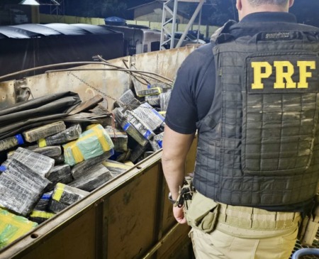 Descubra como a PRF encontrou quase nove toneladas de maconha escondidas em um caminhão durante fiscalização em Guaíra - Foto: PRF