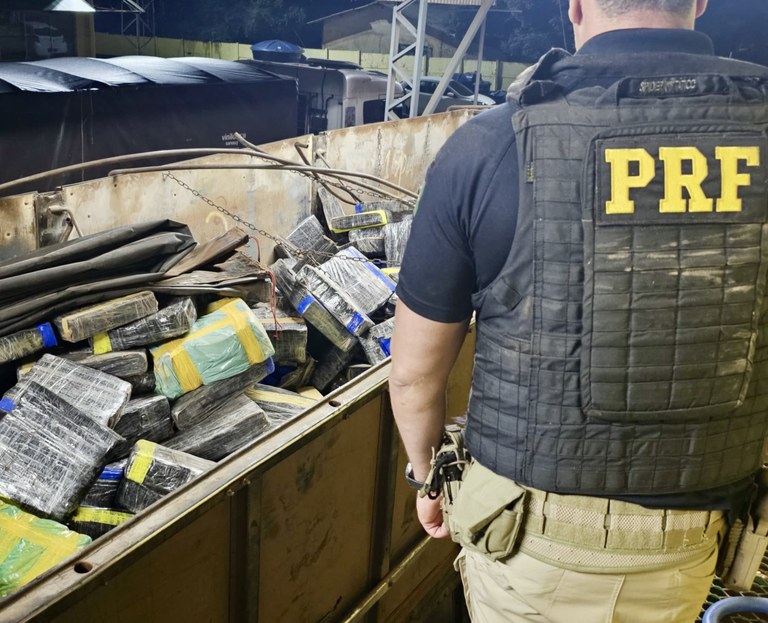Descubra como a PRF encontrou quase nove toneladas de maconha escondidas em um caminhão durante fiscalização em Guaíra - Foto: PRF