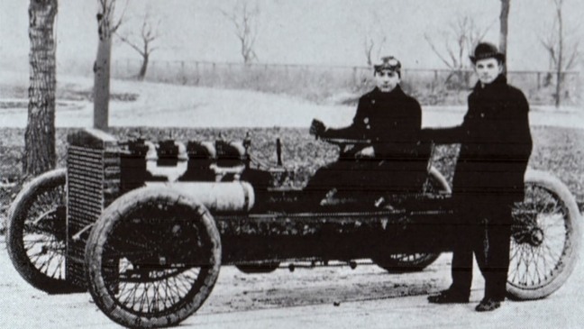 Com a vitória do Sweepstakes, carro que ele mesmo construiu e pilotou, Henry Ford atraiu investidores para fundar a Henry Ford Company, em 1901, após a falência da Detroit Automobile Company - Foto: Divulgação - Foto: Divulgação 