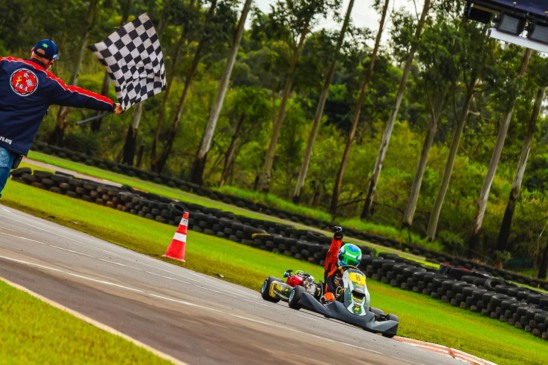 Pedro Perondi conquista mais um título no campeonato de kart. Descubra mais sobre os automóveis que impulsionam sua carreira - Foto: Divulgação 