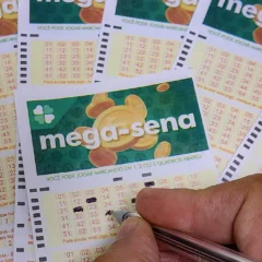 Acompanhe ao vivo o sorteio da Mega-Sena e descubra se você será o próximo milionário com R$ 42 milhões em jogo - Foto: Rafa Neddermeyer/Agência Brasil
