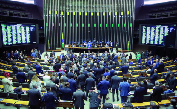 Entenda as principais discussões sobre o Brasil e o aumento da arrecadação, incluindo o impacto do IOF nas finanças pessoais - Foto: Agência Câmara
