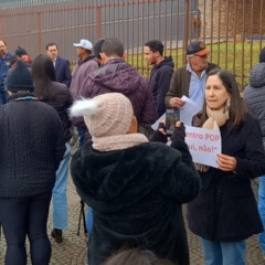 Moradores protestam contra o novo Centro Pop em Cascavel, preocupados com o impacto na região e no comércio local - Foto: Paulo Alexandre/O Paraná 