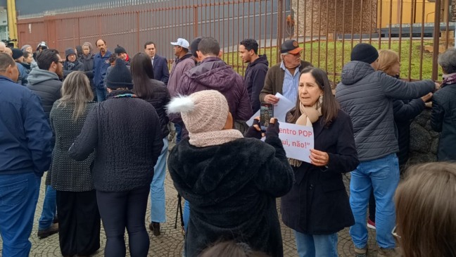 Moradores protestam contra o novo Centro Pop em Cascavel, preocupados com o impacto na região e no comércio local - Foto: Paulo Alexandre/O Paraná 