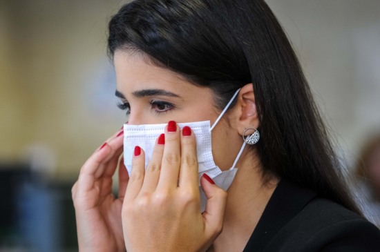 Saiba como a máscara ajuda a combater os casos de SRAG no Paraná e as recomendações de saúde mais atuais - Foto: Reprodução