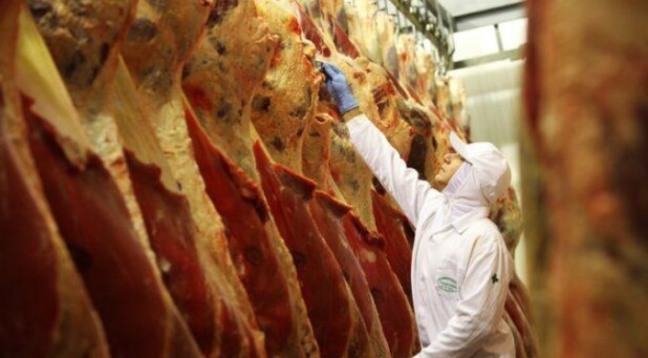 Entenda como a sobretaxa nos produtos brasileiros, como a carne, pode impactar Cascavel e suas exportações - Foto: ABRAFRIGO