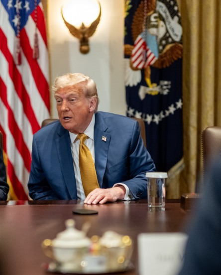 Donald Trump critica a nova tarifa sobre produtos brasileiros, chamando de desgraça para o Brasil e uma caça às bruxas - Foto: Reprodução/@StateDept