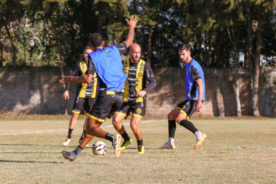 Esporte em alta! Descubra como o FC Cascavel se prepara para o jogo decisivo contra o Uberlândia e a corrida pela classificação - Foto: Eduardo Soares/Goiatuba