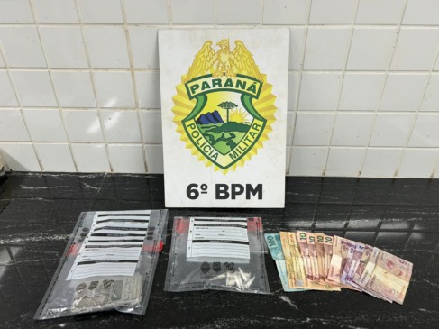 Na madrugada de quinta-feira, a polícia cumpriu ação contra drogas em Cascavel, apreendendo porções de cocaína no local - Foto: PM