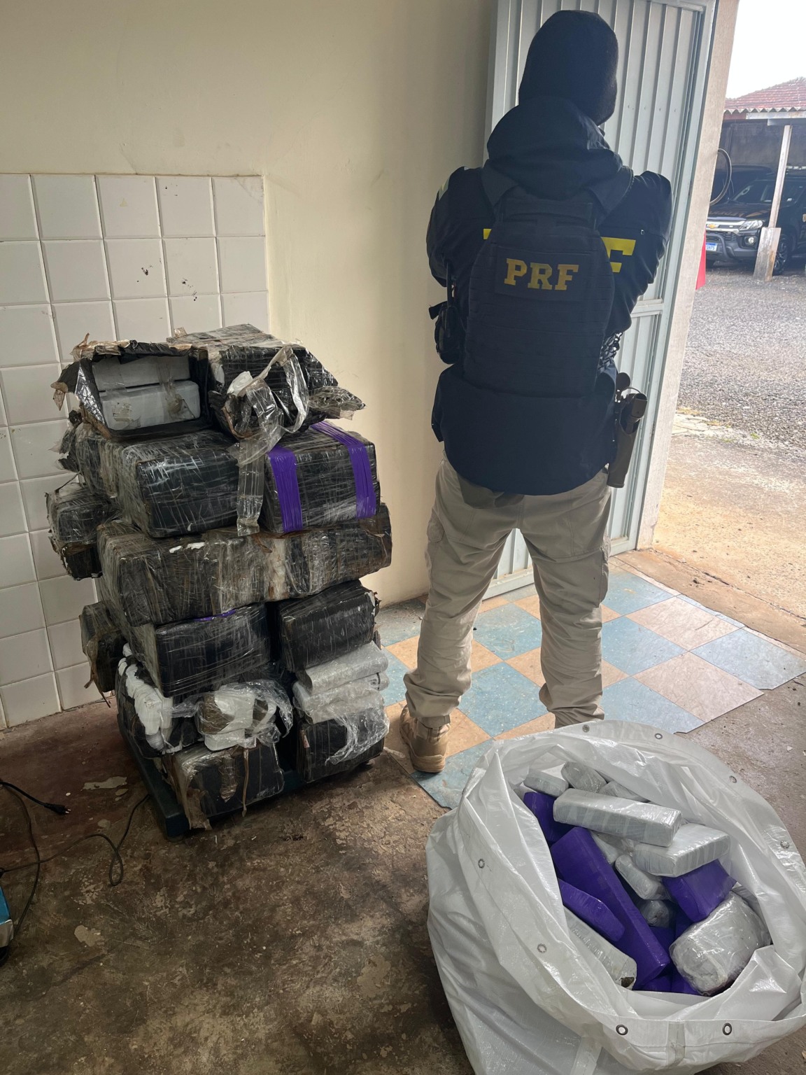 Em Guarapuava, PRF recupera veículo furtado e apreende grandes quantidades de maconha em operação policial - Foto: PRF