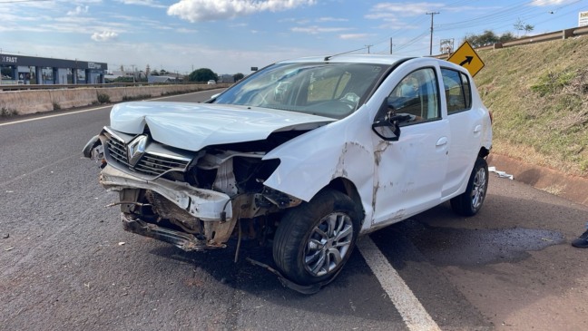 Colisão de trânsito em Cascavel: Renault Sandero bateu na traseira de um Volkswagen Gol na Rodovia PRC-467 - Foto: SOT