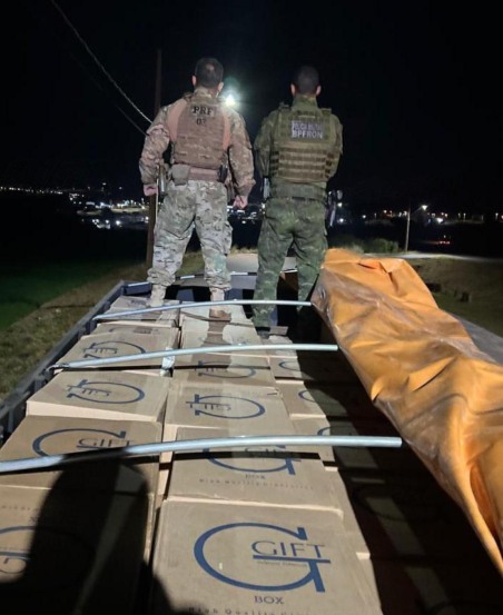 Polícia Rodoviária Federal apreende 500 caixas de cigarros contrabandeados em operação na BR-467 em Cascavel - Foto: PRF