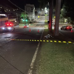 Motociclista morre após colidir contra árvore na Avenida Brasil