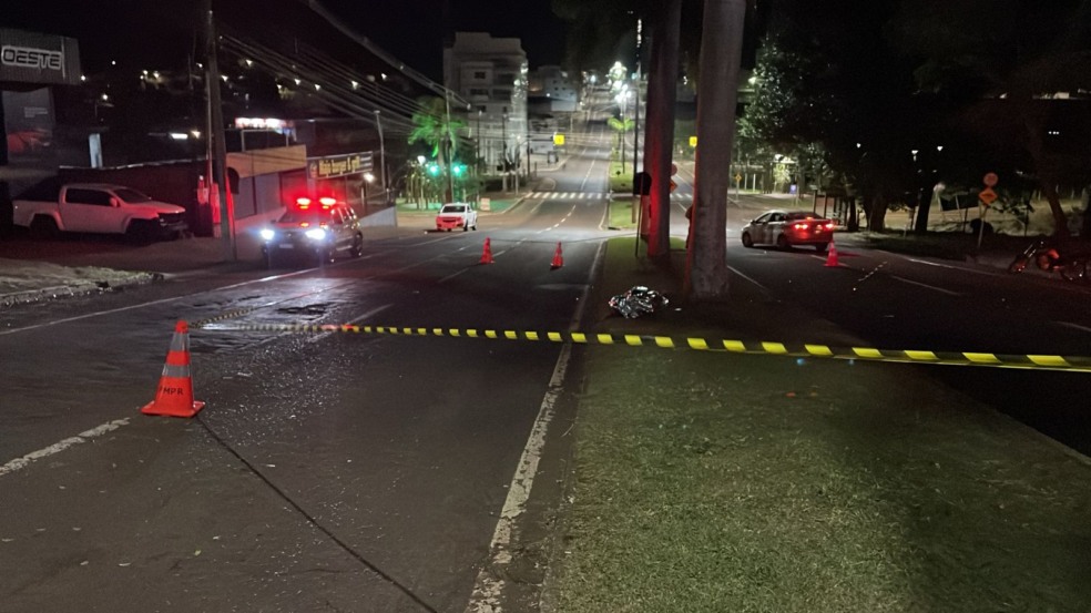 Motociclista morre após colidir contra árvore na Avenida Brasil