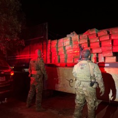 Polícia Rodoviária Federal apreende 1.540 quilos de drogas em Assis Chateaubriand. Motorista foi preso em flagrante - Foto: PRF