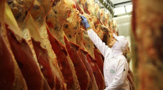 Entenda como a sobretaxa nos produtos brasileiros, como a carne, pode impactar Cascavel e suas exportações - Foto: ABRAFRIGO