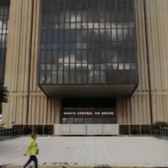 Saiba mais sobre a nova previsão da inflação oficial do Brasil, com redução na estimativa do IPCA para este ano e os próximos - Foto: Marcello Casal Jr/Agência Brasil