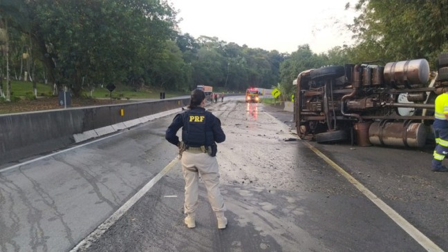 Descubra os dados alarmantes sobre as rodovias: aumento de mortes em acidentes com caminhões no primeiro semestre de 2025 - Foto: PRF