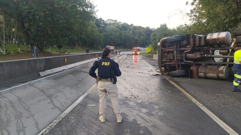 Descubra os dados alarmantes sobre as rodovias: aumento de mortes em acidentes com caminhões no primeiro semestre de 2025 - Foto: PRF