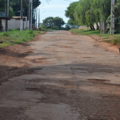 Descubra os desafios da pavimentação no Bairro Lago Azul e saiba como a obra está avançando após a prorrogação do prazo - Foto: Paulo Alexandre/O Paraná