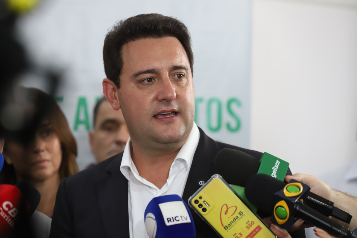 Governador Ratinho Jr ganha destaque ao criticar o governo federal e reforçar sua liderança política em evento importante - Foto: AEN