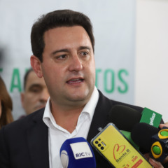 Governador Ratinho Jr ganha destaque ao criticar o governo federal e reforçar sua liderança política em evento importante - Foto: AEN
