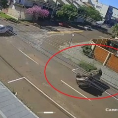 Câmera flagra carro capotando duas vezes em acidente no Parque São Paulo