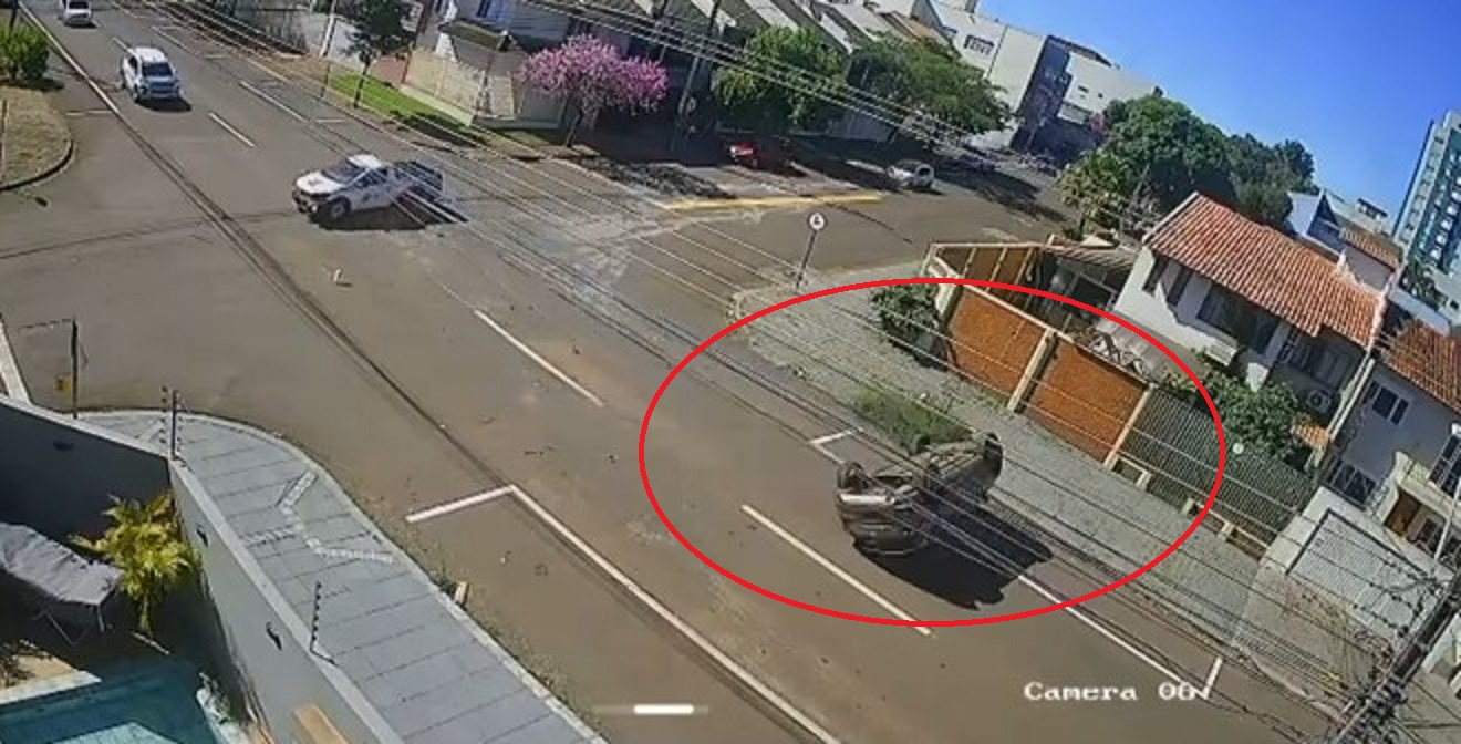 Câmera flagra carro capotando duas vezes em acidente no Parque São Paulo