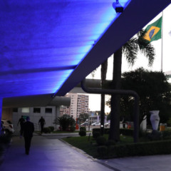 A Assembleia Legislativa do Paraná ilumina a fachada de azul em apoio à Campanha Coração Azul - Foto: Valdir Amaral/Alep