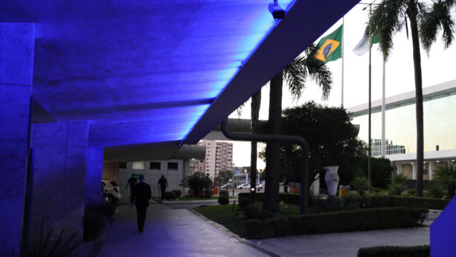 A Assembleia Legislativa do Paraná ilumina a fachada de azul em apoio à Campanha Coração Azul - Foto: Valdir Amaral/Alep