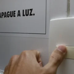 Descubra como a bandeira tarifária vermelha impacta o custo de Luz em agosto. Prepare-se para um aumento nas contas de energia - Foto: Fernando Frazão/Agência Brasil