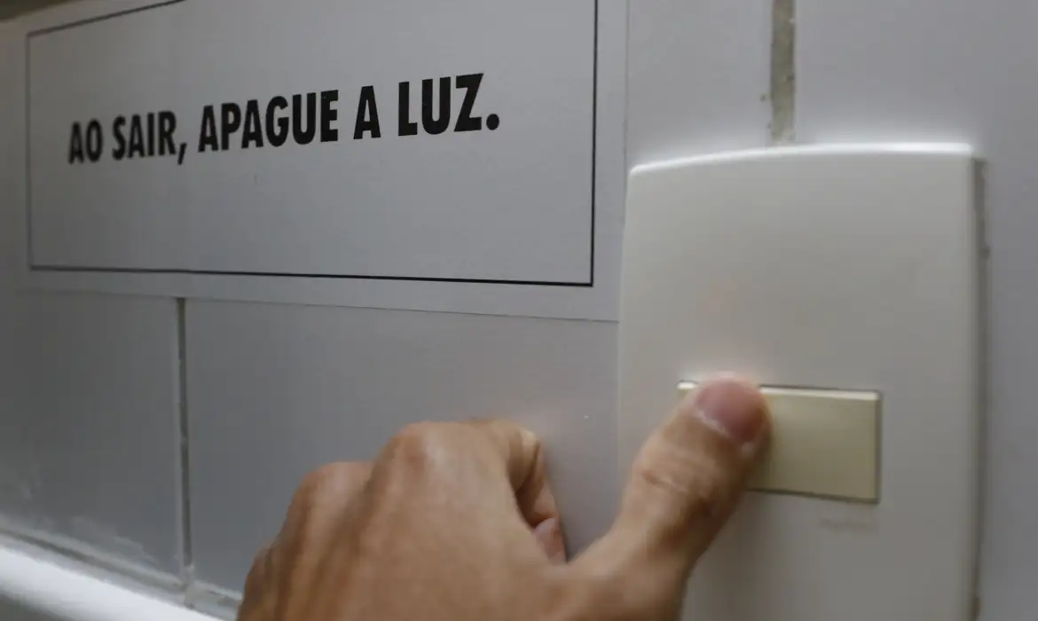 Descubra como a bandeira tarifária vermelha impacta o custo de Luz em agosto. Prepare-se para um aumento nas contas de energia - Foto: Fernando Frazão/Agência Brasil