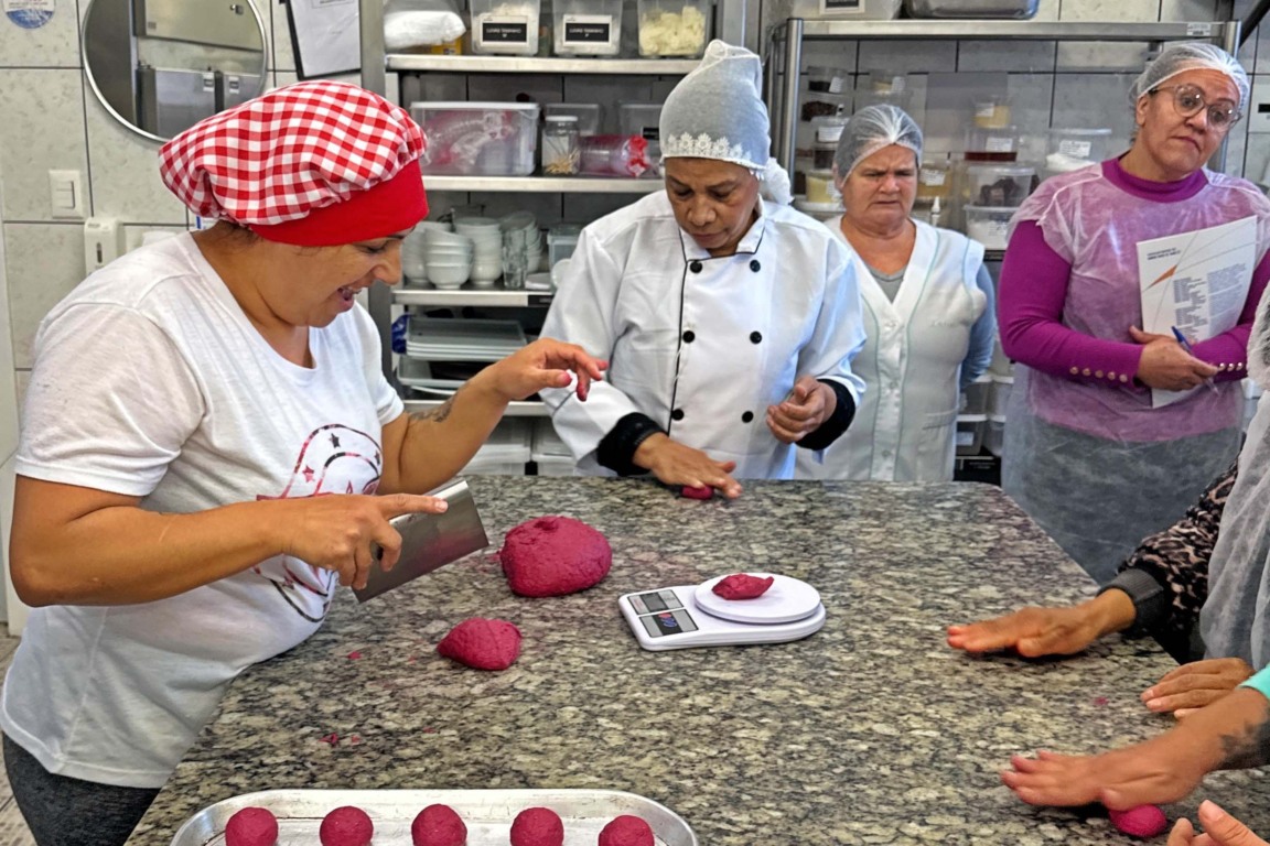 Conheça a importância das merendeiras no Paraná e como a formação aprimora suas práticas e receitas na alimentação escolar - Foto: Fernando Castro/Fundepar