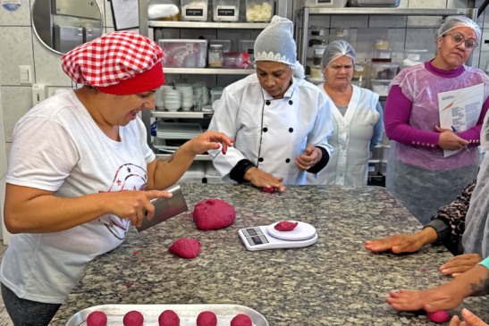Conheça a importância das merendeiras no Paraná e como a formação aprimora suas práticas e receitas na alimentação escolar - Foto: Fernando Castro/Fundepar