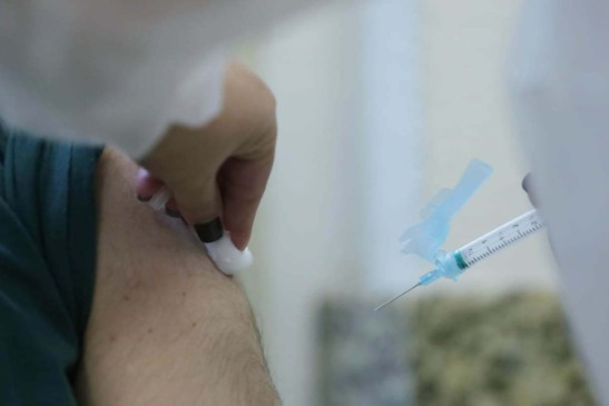 Os dados atualizados mostram a queda do vírus Influenza A no Paraná, com detecção de 12,47% e vacinação em alta - Foto: Alessandro Vieira/SESA-PR