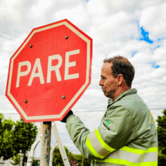 A Prefeitura de Cascavel investe na revitalização da sinalização viária em diversos bairros para melhorar a segurança e o tráfego - Foto: Secom