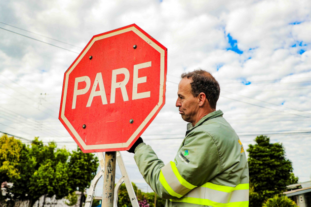 A Prefeitura de Cascavel investe na revitalização da sinalização viária em diversos bairros para melhorar a segurança e o tráfego - Foto: Secom
