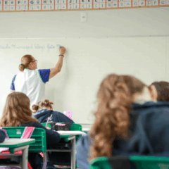 O retorno às aulas em Cascavel acontece nesta terça-feira, com 124 instituições prontas para acolher os alunos - Foto: Secom 
