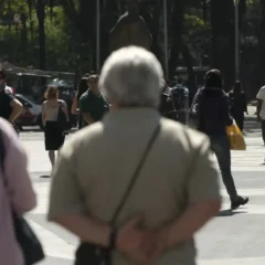 Saiba mais sobre a devolução de descontos indevidos a aposentados no Brasil e como garantir seu reembolso - Foto: 