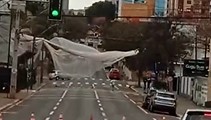 Vento derruba rede de proteção predial e interdita a Recife; veja as imagens