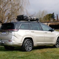 Destaque da linha 2026 ganha projetor de logo, ponteiras esportivas, exclusivo tilt down e muito mais para elevar o nível do SUV de sete lugares. Foto: Divulgação