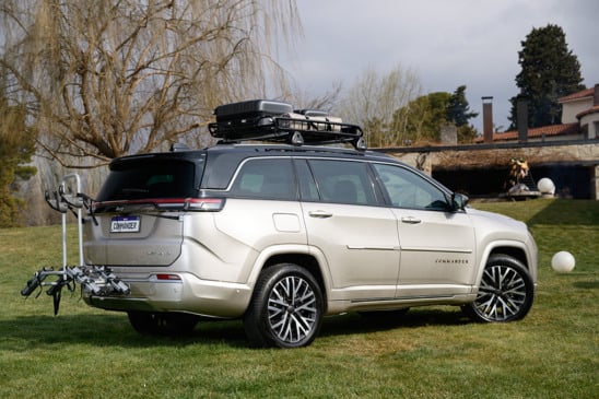 Destaque da linha 2026 ganha projetor de logo, ponteiras esportivas, exclusivo tilt down e muito mais para elevar o nível do SUV de sete lugares. Foto: Divulgação
