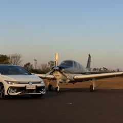 Em primeira aparição oficial no Brasil, hot hatch enfrenta avião no Aeroporto de São Joaquim da Barra, no interior de São Paulo. Foto: Divulgação