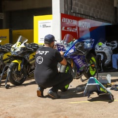 As equipes trabalharam durante toda a quinta-feira para deixar as máquinas prontas para os treinos desta sexta-feira. Foto: Divulgação